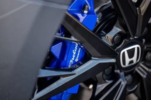 Un dettaglio dei cerchi in lega da 19 pollici neri della Honda Prelude Hybrid 2026, con dietro la pinza nera maggiorata prodotta dalla Brembo