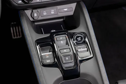 Il dettaglio del tunnel centrale della nuova Honda Prelude Hybrid 2026, con il selettore del cambio, delle modalità di guida e il tasto S+ Shift