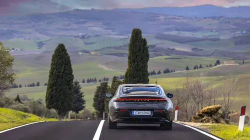 Una foto del posteriore della Honda Prelude Hybrid 2026 su una strada dritta in discesa, con dietro le colline toscane in una giornata nuvolosa