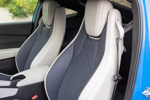 I sedili in pelle bicolore della Honda Prelude hybrid 2026, con interno nero e esterno bianco