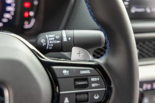 Dettaglio del volante e della paletta del cambio della Honda Prelude Hybrid 2026 e:HEV