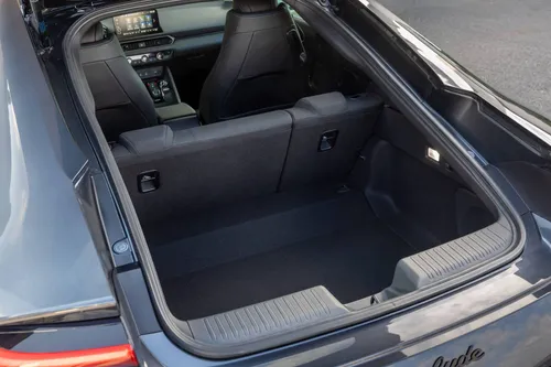 Una foto larga del bagagliaio della Honda Prelude Hybrid 2026 e:HEV privo di cappelliera, dove si può capire la capacità di 269 litri