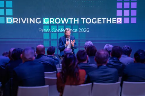 Nell'immagine si vede Luca Cantoni, CEO di Horizon Automotive, che parla ad una conferenza stampa