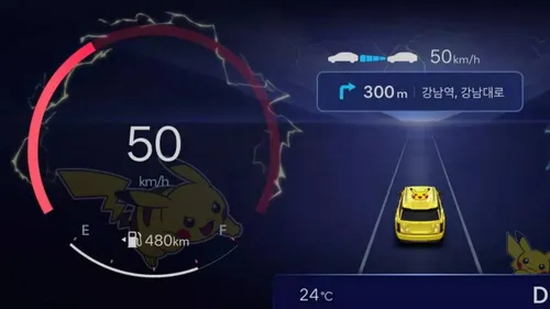 Nell'immagine si vede l'indicatore di velocità di una Hyundai con in sottofondo le indicazioni stradali. Si possono notare inoltre dei dettagli dedicati a Pikachu