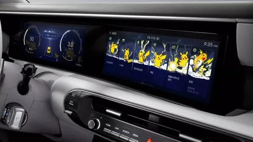 Nell'immagine si vede il cruscotto di una Hyundai. Sullo schermo centrale si vedono le varie configurazioni della macchina con Pikachu