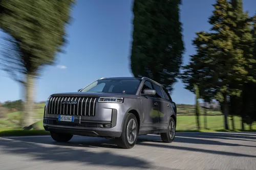 Jaecoo 5 grigia percorre una strada in toscana