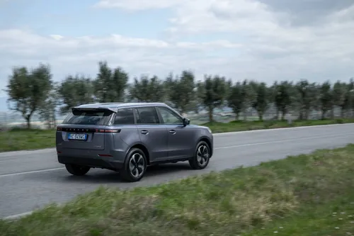 jaecoo 5 posteriore grigia in movimento su strada poco trafficata