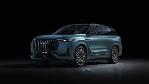 jaecoo 8 frontale di colore blu con sfondo buio