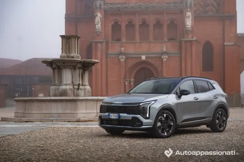 La Kia Sportage GT Line Plus 2026 grigia metallizzata (Wolf Grey) ripresa di tre quarti frontale