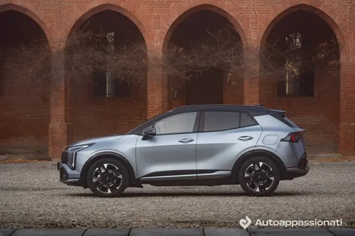 La Kia Sportage GT Line Plus 2026 grigia metallizzata ripresa lateralmente: è lunga 4,54 metri