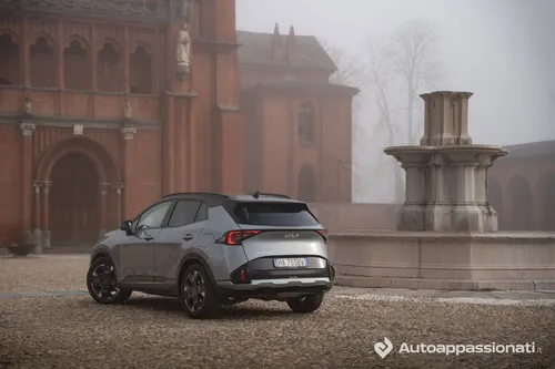 La Kia Sportage GT Line Plus 2026 grigia metallizzata ripresa di tre quarti posteriore