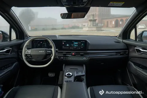 Vista sull'abitacolo delLa Kia Sportage GT Line Plus 2026