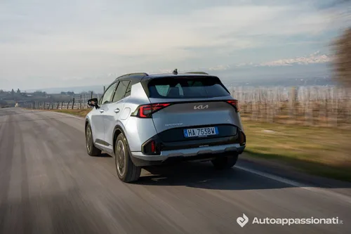 La Kia Sportage GT Line Plus dinamica posteriore su una strada pubblica