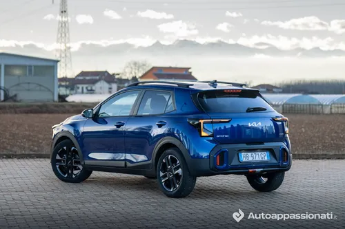 La Kia Stonic in vista tre quarti posteriore