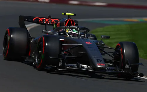 audi di formula 1 in movimento in pista