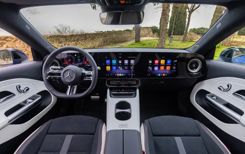 Gli interni della Mercedes CLA Hybrid sono arricchiti dal nuovo MBUX Superscreen: il quadro strumenti ha una diagonale di 10,25", mentre lo schermo centrale e quello del passeggero ha una diagonale di 14".&nbsp;