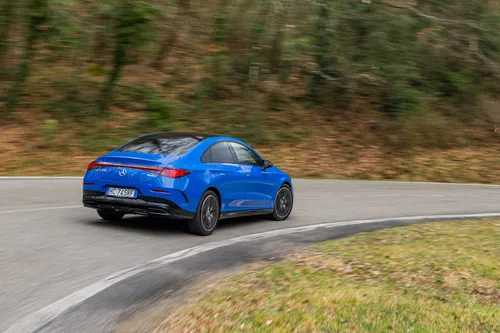 La Mercedes CLA Hybrid azzurra su una strada pubblica mentre affronta una curva