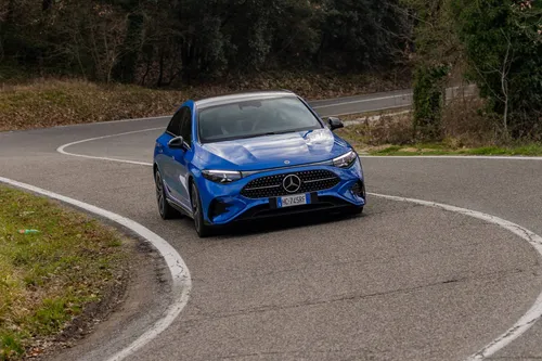 La Mercedes CLA Hybrid azzurra su una strada pubblica