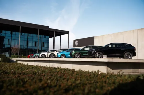 mg gamma di modelli parcheggiati davanti alla sede di mg