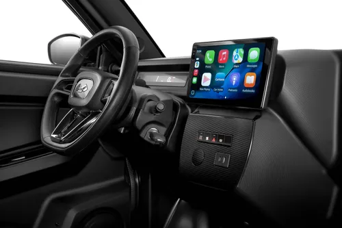 Gli interni della Myli LAB con schermo touchscreen e Apple CarPlay
