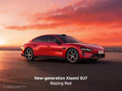 La Xiaomi SU7 di colore rosso al tramonto in posizione laterale frontale