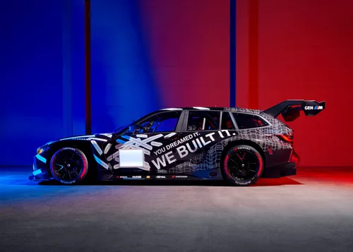 BMW M3 Touring GT3 in posizione laterale