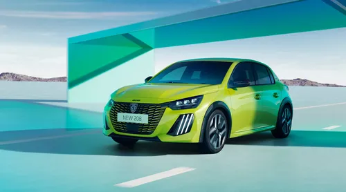 Peugeot 208 di colore giallo con il nuovo motore turbo100 a catena a bagno d'olio