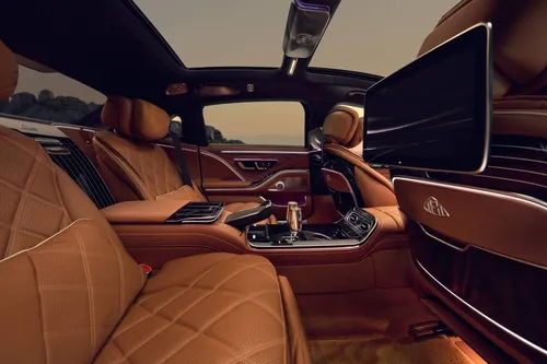 Mercedes Classe S Maybach interni posteriori sedili e schermo