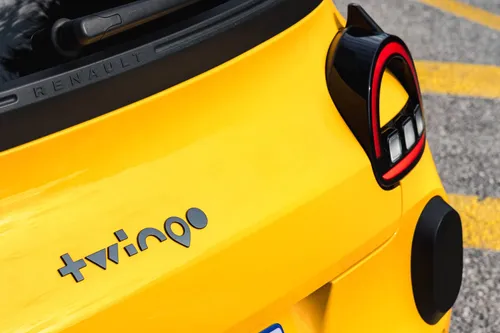 dettaglio posteriore del logo della nuova Renault Twingo 2026 verniciata in giallo Mango