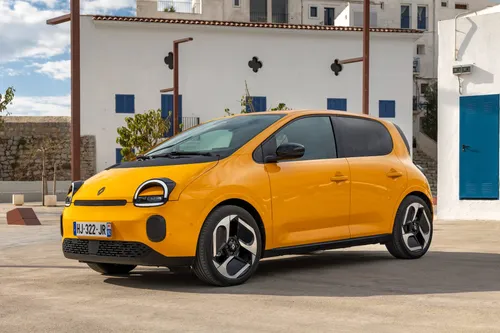 Una foto dell'anteriore di tre quarti della Renault Twingo 2026 IV E-Tech verniciata in Giallo Mango scattata in una piazza di una cittadina di mare