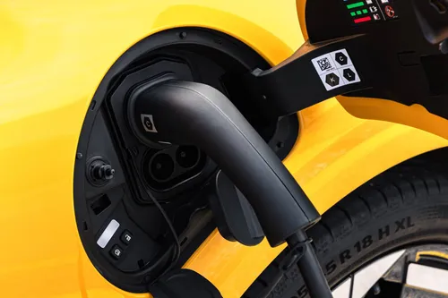 il connettore di ricarica della Renault Twingo 2026 E-Tech verniciata in Giallo mango