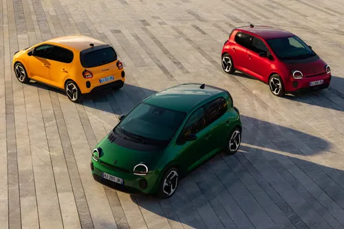 Le tre colorazioni più sgargianti della Renault Twingo 2026: verde al centro, giallo a sinistra e rosso a destra