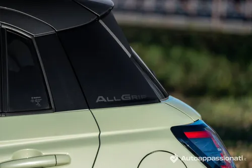 Suzuki-SWIFT-4x4-logo allgrip laterale tono su tono sul montante c