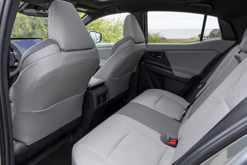 Un dettaglio dei sedili posteriori della Toyota C-HR+ 2026, con sedili in tessuto chiaro e un focus sullo spazio per i passeggeri posteriori