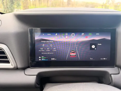 Nell'immagine si vede come si presenta lo schermo da 8'8 pollici che funge da quadro strumenti nella BYD ATTO 2 DM-i