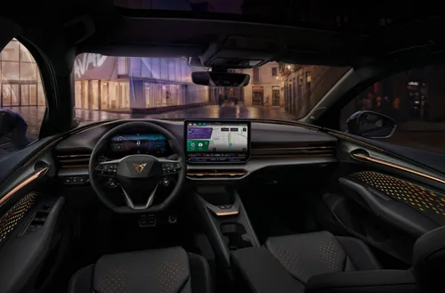 interni CUPRA Raval Plasma colore in posizione anteriore con sfondo palazzi