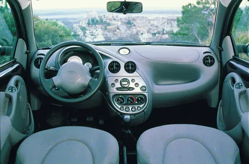 Gli interni della Ford Ka lanciata nel 1996