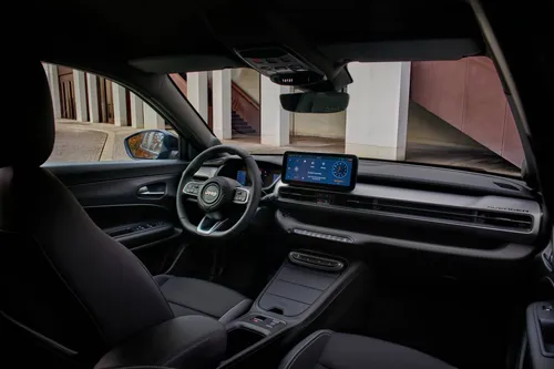 Gli interni Jeep Avenger Black Edition davanti alla Nuvola Lavazza di Torino