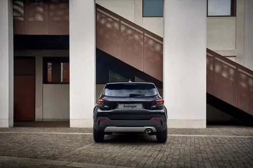 La Jeep Avenger Black Edition davanti alla Nuvola Lavazza di Torino