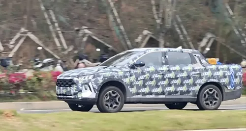 Camouflaged BYD pickup prototype spotted during road testing in China