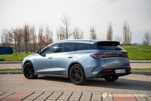 La BYD Seal 6 Touring DM-i vista di tre quarti posteriore