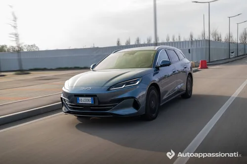 La BYD Seal 6 Touring DM-i su strada ripresa frontalmente