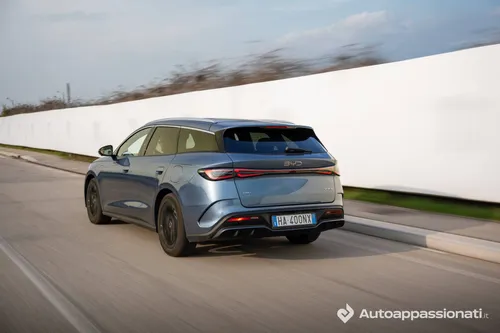 Una foto dinamica posteriore della BYD Seal 6 Touring DM-i