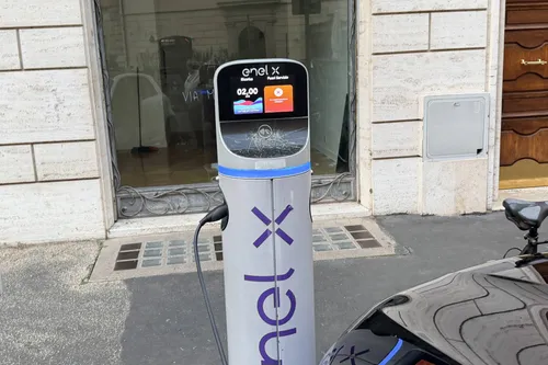 colonnina-lenta che sta erogando 2 kw ora come una ricarica domestica ma al prezzo di una ricarica da colonnina