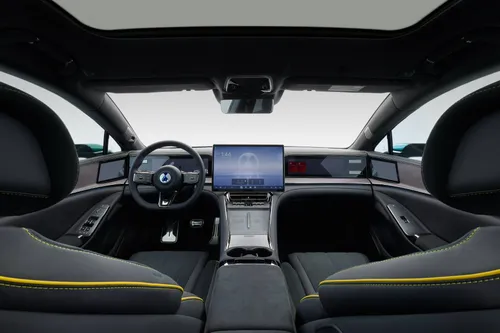 DENZA_Z9GT interni complessiva presa da dietro si vedono volante schermo e plancia completa