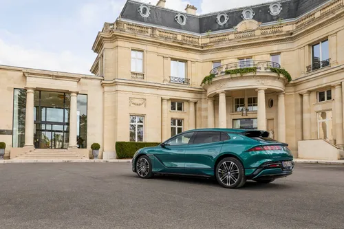 DENZA_Z9GT di posteriore all'interno di una piazza storica europea