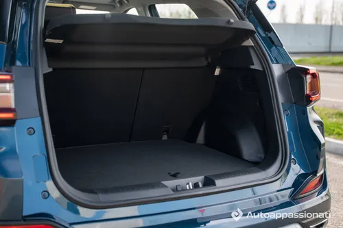 Il bagagliaio della EMC Sei fotografato da fuori, con una capacità di 360 litri