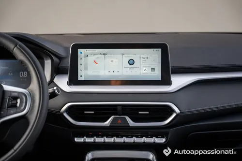 Foto del dettaglio del sistema di infotainment della EMC Sei, con in basso le bocchette del clima e i tasti a pianoforte per comandare il climatizzatore