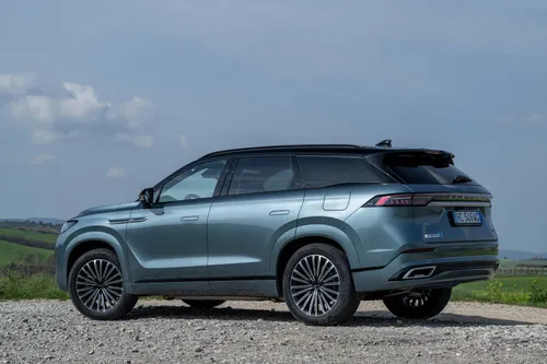 jaecoo 8 shs-p tre quarti posteriore con sfondo colline toscane linea di cintura alta e grandi cerchi