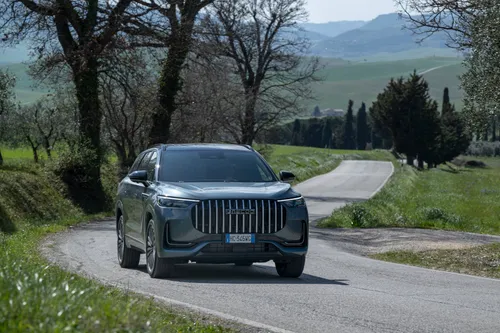 Jaecoo 8 SHS-P su strade extraurbane toscane con grande mascherina anteriore